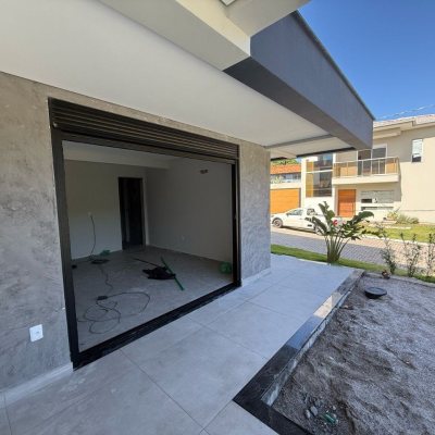 Casa em Condomínio com 296m², 4 quartos, 4 suítes, 2 garagens, no bairro Ingleses do RIo Vermelho em Florianópolis