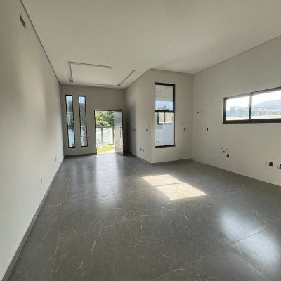 Casa Residencial com 79m², 2 quartos, 1 suíte, no bairro São João do Rio Vermelho em Florianópolis