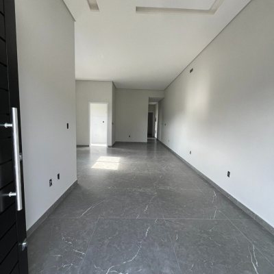 Casa Residencial com 79m², 2 quartos, 1 suíte, no bairro São João do Rio Vermelho em Florianópolis