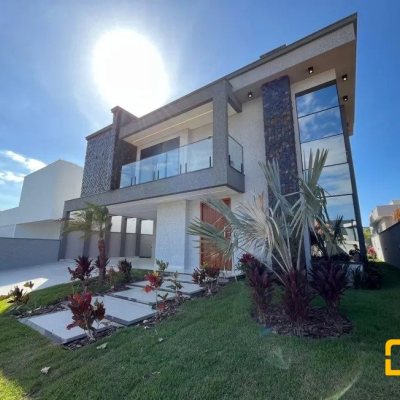 Casa em Condomínio com 239m², 4 quartos, 3 suítes, 4 garagens, no bairro São João do Rio Vermelho em Florianópolis