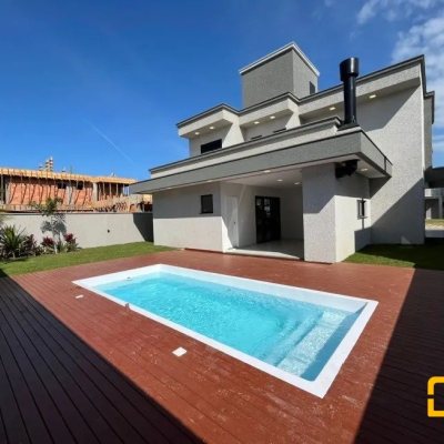 Casa em Condomínio com 239m², 4 quartos, 3 suítes, 4 garagens, no bairro São João do Rio Vermelho em Florianópolis