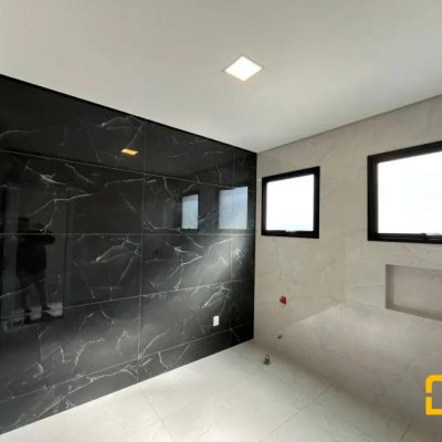 Casa em Condomínio com 239m², 4 quartos, 3 suítes, 4 garagens, no bairro São João do Rio Vermelho em Florianópolis