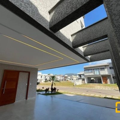 Casa em Condomínio com 239m², 4 quartos, 3 suítes, 4 garagens, no bairro São João do Rio Vermelho em Florianópolis