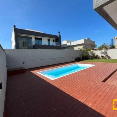 Casa em Condomínio com 239m², 4 quartos, 3 suítes, 4 garagens, no bairro São João do Rio Vermelho em Florianópolis