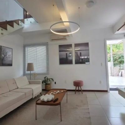 Casa com 135m², 3 quartos, 3 suítes, 2 garagens, no bairro Canasvieiras em Florianópolis