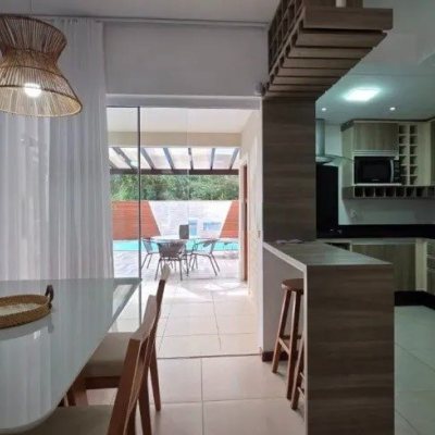 Casa com 135m², 3 quartos, 3 suítes, 2 garagens, no bairro Canasvieiras em Florianópolis