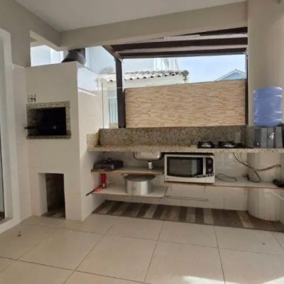 Casa com 135m², 3 quartos, 3 suítes, 2 garagens, no bairro Canasvieiras em Florianópolis