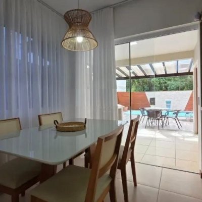 Casa com 135m², 3 quartos, 3 suítes, 2 garagens, no bairro Canasvieiras em Florianópolis