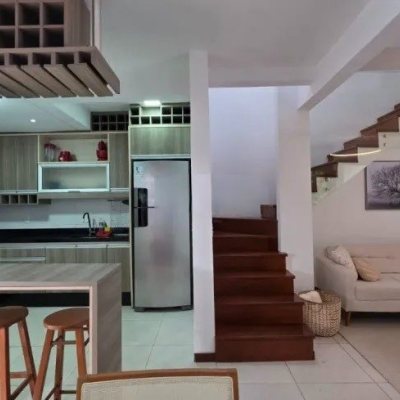 Casa com 135m², 3 quartos, 3 suítes, 2 garagens, no bairro Canasvieiras em Florianópolis