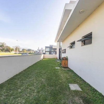 Casa em Condomínio com 150m², 4 quartos, 2 suítes, 3 garagens, no bairro São João do Rio Vermelho em Florianópolis