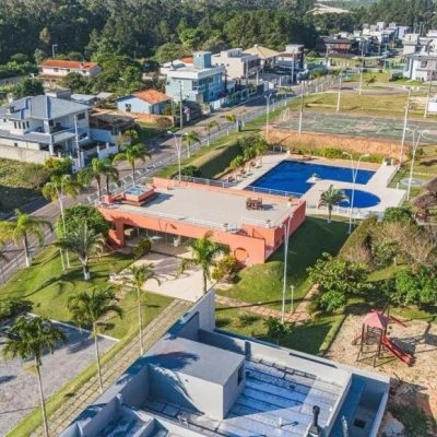 Casa em Condomínio com 150m², 4 quartos, 2 suítes, 3 garagens, no bairro São João do Rio Vermelho em Florianópolis