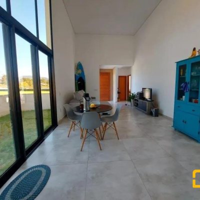 Casa em Condomínio com 150m², 4 quartos, 2 suítes, 3 garagens, no bairro São João do Rio Vermelho em Florianópolis