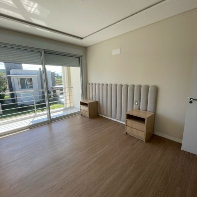Casa em Condomínio com 197m², 4 quartos, 3 suítes, 4 garagens, no bairro São João do Rio Vermelho em Florianópolis