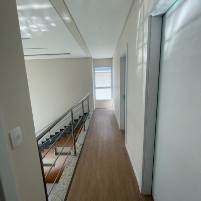 Casa em Condomínio com 197m², 4 quartos, 3 suítes, 4 garagens, no bairro São João do Rio Vermelho em Florianópolis