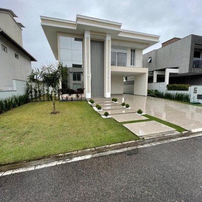 Casa em Condomínio com 197m², 4 quartos, 3 suítes, 4 garagens, no bairro São João do Rio Vermelho em Florianópolis