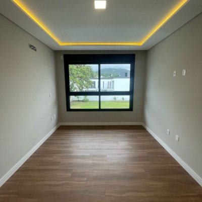 Casa em Condomínio com 291m², 3 quartos, 3 suítes, 2 garagens, no bairro Ingleses do RIo Vermelho em Florianópolis