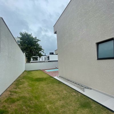 Casa em Condomínio com 291m², 3 quartos, 3 suítes, 2 garagens, no bairro Ingleses do RIo Vermelho em Florianópolis