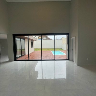 Casa em Condomínio com 291m², 3 quartos, 3 suítes, 2 garagens, no bairro Ingleses do RIo Vermelho em Florianópolis