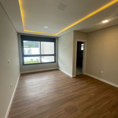Casa em Condomínio com 291m², 3 quartos, 3 suítes, 2 garagens, no bairro Ingleses do RIo Vermelho em Florianópolis
