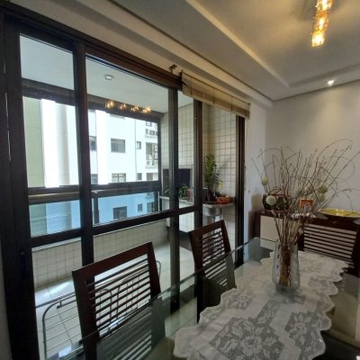 Apartamentos com 110m², 3 quartos, 1 suíte, 2 garagens, no bairro Centro em Florianópolis