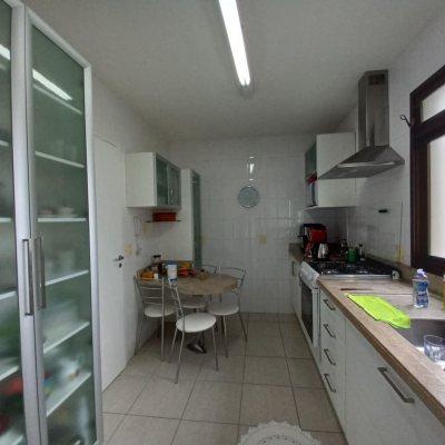 Apartamentos com 110m², 3 quartos, 1 suíte, 2 garagens, no bairro Centro em Florianópolis