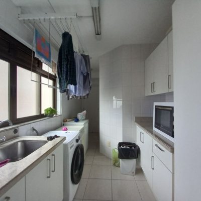 Apartamentos com 110m², 3 quartos, 1 suíte, 2 garagens, no bairro Centro em Florianópolis