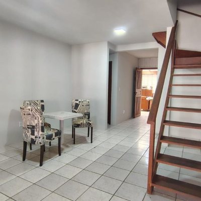 Sobrado Residencial com 85m², 2 quartos, 1 suíte, 1 garagem, no bairro Ingleses do Rio Vermelho em Florianópolis