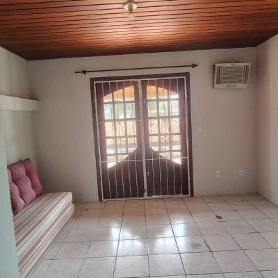 Sobrado Residencial com 85m², 2 quartos, 1 suíte, 1 garagem, no bairro Ingleses do Rio Vermelho em Florianópolis