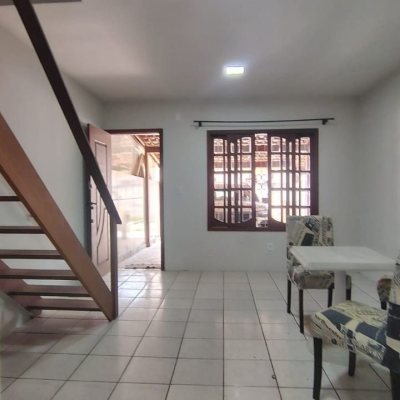 Sobrado Residencial com 85m², 2 quartos, 1 suíte, 1 garagem, no bairro Ingleses do Rio Vermelho em Florianópolis