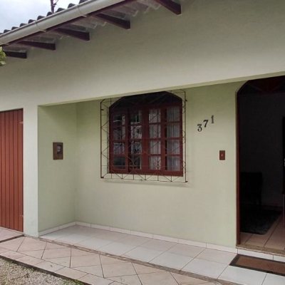 Casa Residencial com 136m², 2 quartos, 1 garagem, no bairro Centro em Palhoça