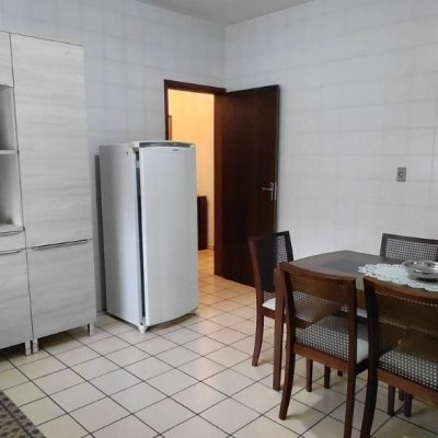 Casa Residencial com 136m², 2 quartos, 1 garagem, no bairro Centro em Palhoça