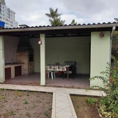 Casa Residencial com 136m², 2 quartos, 1 garagem, no bairro Centro em Palhoça