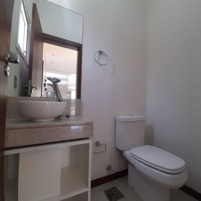 Casa Residencial com 259m², 3 quartos, 3 suítes, 2 garagens, no bairro Campeche em Florianópolis