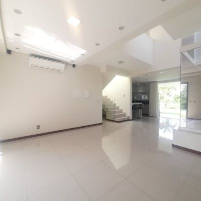 Casa Residencial com 259m², 3 quartos, 3 suítes, 2 garagens, no bairro Campeche em Florianópolis