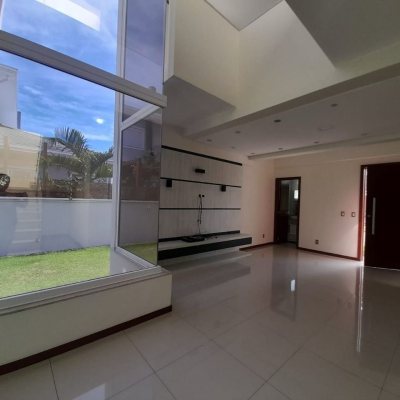Casa Residencial com 259m², 3 quartos, 3 suítes, 2 garagens, no bairro Campeche em Florianópolis