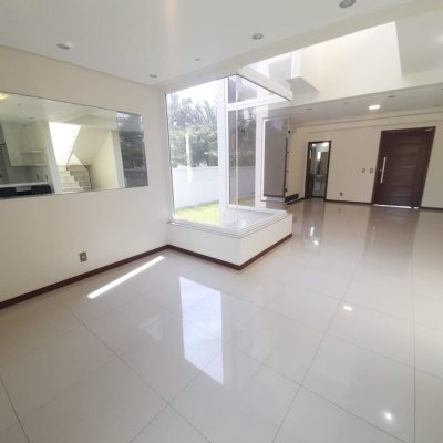 Casa Residencial com 259m², 3 quartos, 3 suítes, 2 garagens, no bairro Campeche em Florianópolis