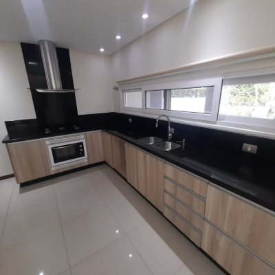 Casa Residencial com 259m², 3 quartos, 3 suítes, 2 garagens, no bairro Campeche em Florianópolis