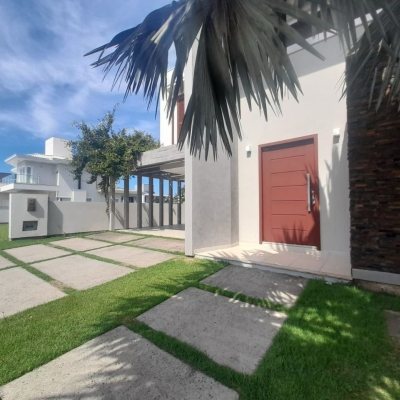 Casa Residencial com 259m², 3 quartos, 3 suítes, 2 garagens, no bairro Campeche em Florianópolis