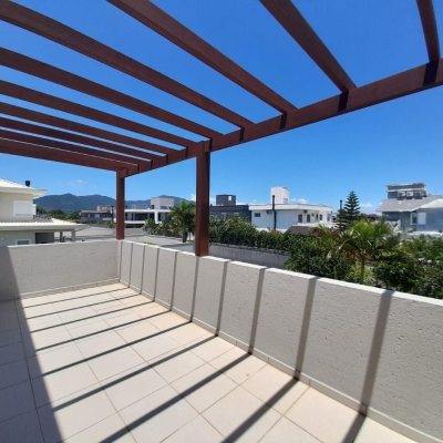 Casa Residencial com 259m², 3 quartos, 3 suítes, 2 garagens, no bairro Campeche em Florianópolis