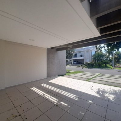 Casa Residencial com 259m², 3 quartos, 3 suítes, 2 garagens, no bairro Campeche em Florianópolis