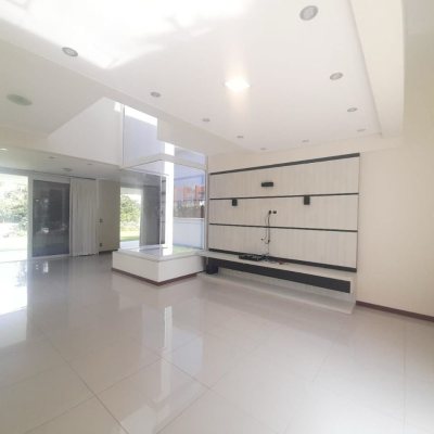 Casa Residencial com 259m², 3 quartos, 3 suítes, 2 garagens, no bairro Campeche em Florianópolis