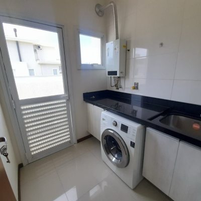 Casa Residencial com 259m², 3 quartos, 3 suítes, 2 garagens, no bairro Campeche em Florianópolis