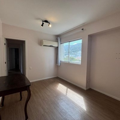 Apartamentos com 95m², 3 quartos, 1 suíte, 1 garagem, no bairro Centro em Florianópolis