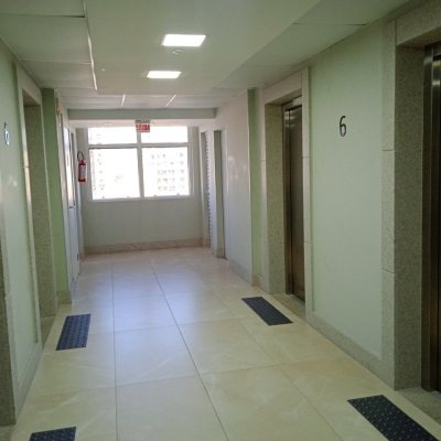 Sala com 25m², 1 garagem, no bairro Estreito em Florianópolis