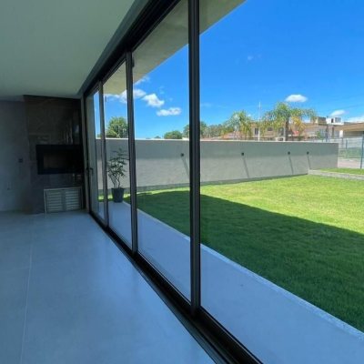 Casa Residencial com 250m², 4 quartos, 3 suítes, 2 garagens, no bairro São João Do Rio Vermelho em Florianópolis