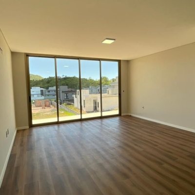 Casa Residencial com 250m², 4 quartos, 3 suítes, 2 garagens, no bairro São João Do Rio Vermelho em Florianópolis