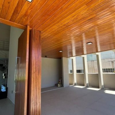 Casa Residencial com 250m², 4 quartos, 3 suítes, 2 garagens, no bairro São João Do Rio Vermelho em Florianópolis