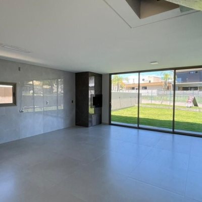 Casa Residencial com 250m², 4 quartos, 3 suítes, 2 garagens, no bairro São João Do Rio Vermelho em Florianópolis