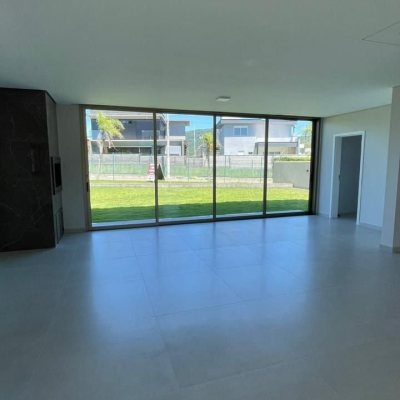 Casa Residencial com 250m², 4 quartos, 3 suítes, 2 garagens, no bairro São João Do Rio Vermelho em Florianópolis