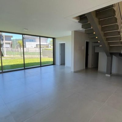 Casa Residencial com 250m², 4 quartos, 3 suítes, 2 garagens, no bairro São João Do Rio Vermelho em Florianópolis